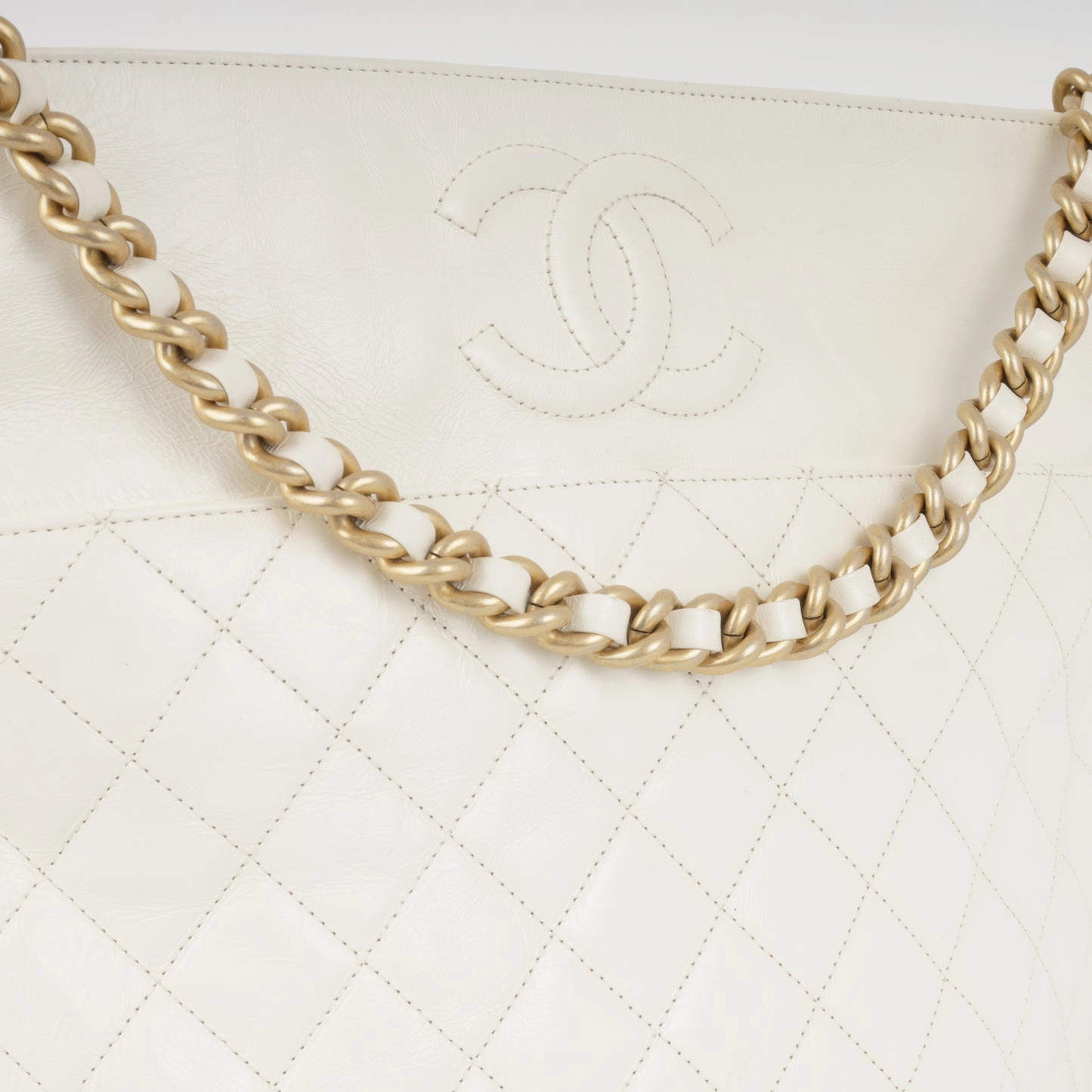 Chanel Chanel - En Vogue Large Hobo Bag - White Aged Calfskin Leather GHW - Pre-Loved