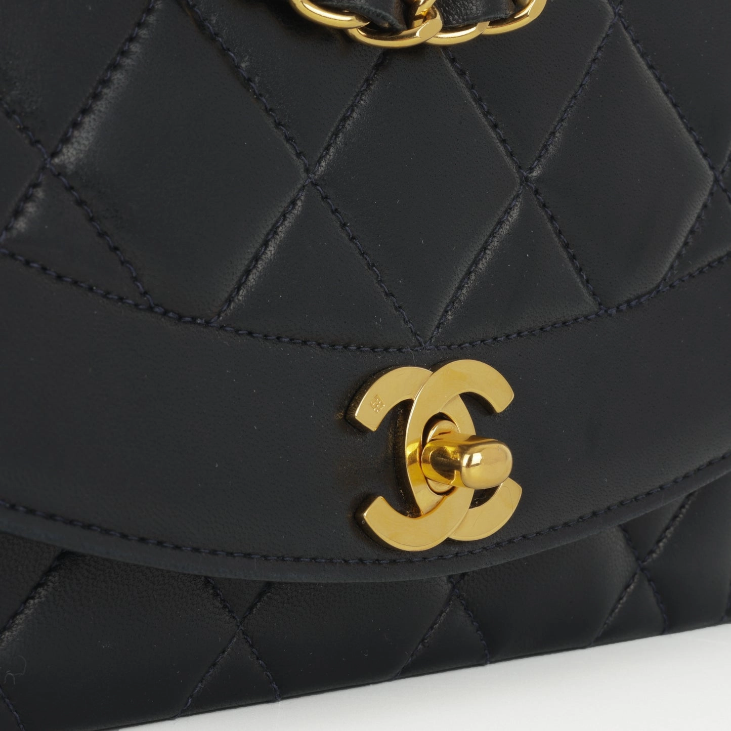 Chanel Chanel - Vintage Small Diana Flap - Navy Lambskin GHW - 1991 - Pre-Loved
