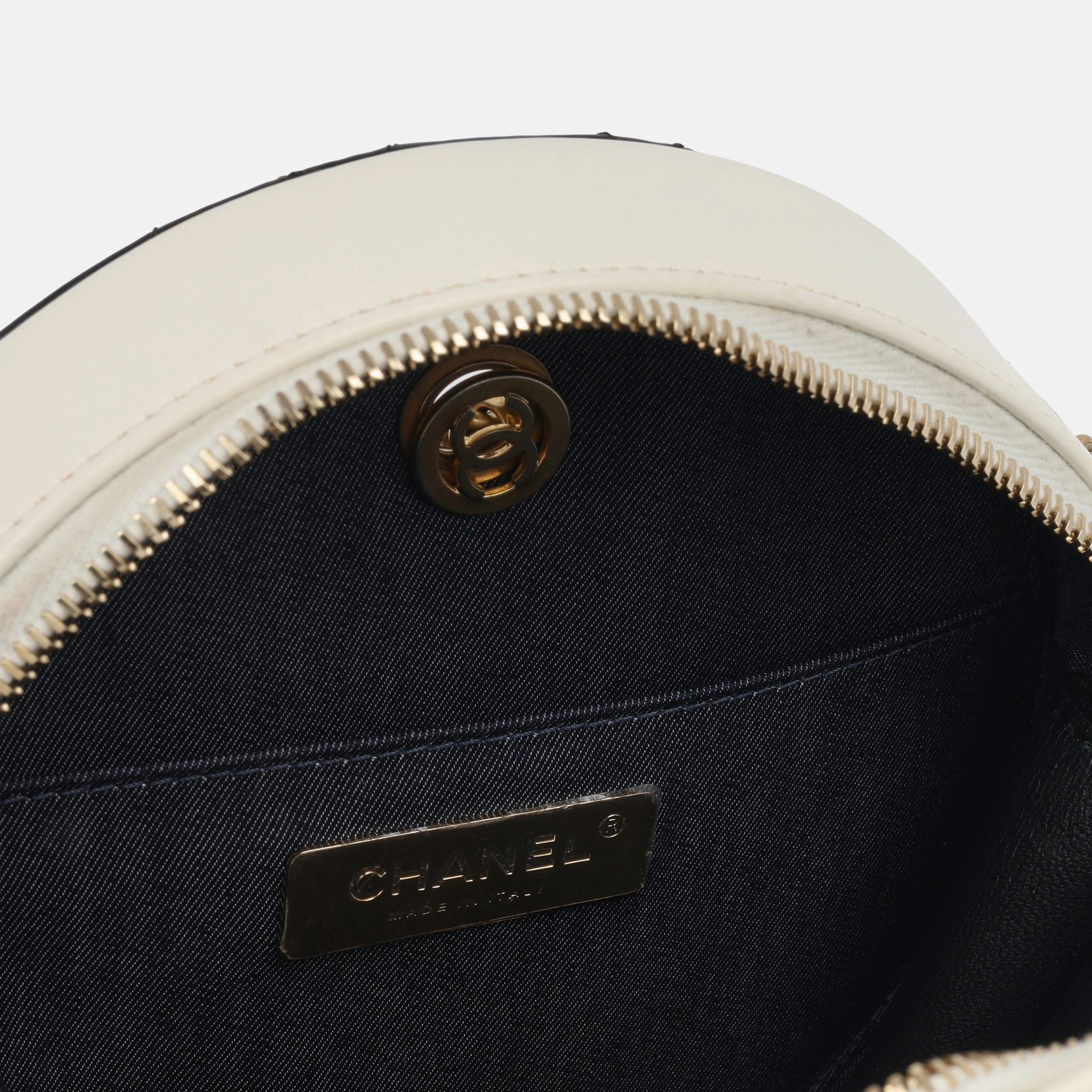 Chanel En Vogue Round Crossbody