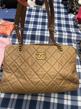 CHANEL Quilted Chain Shoulder Bag in Gold Leather