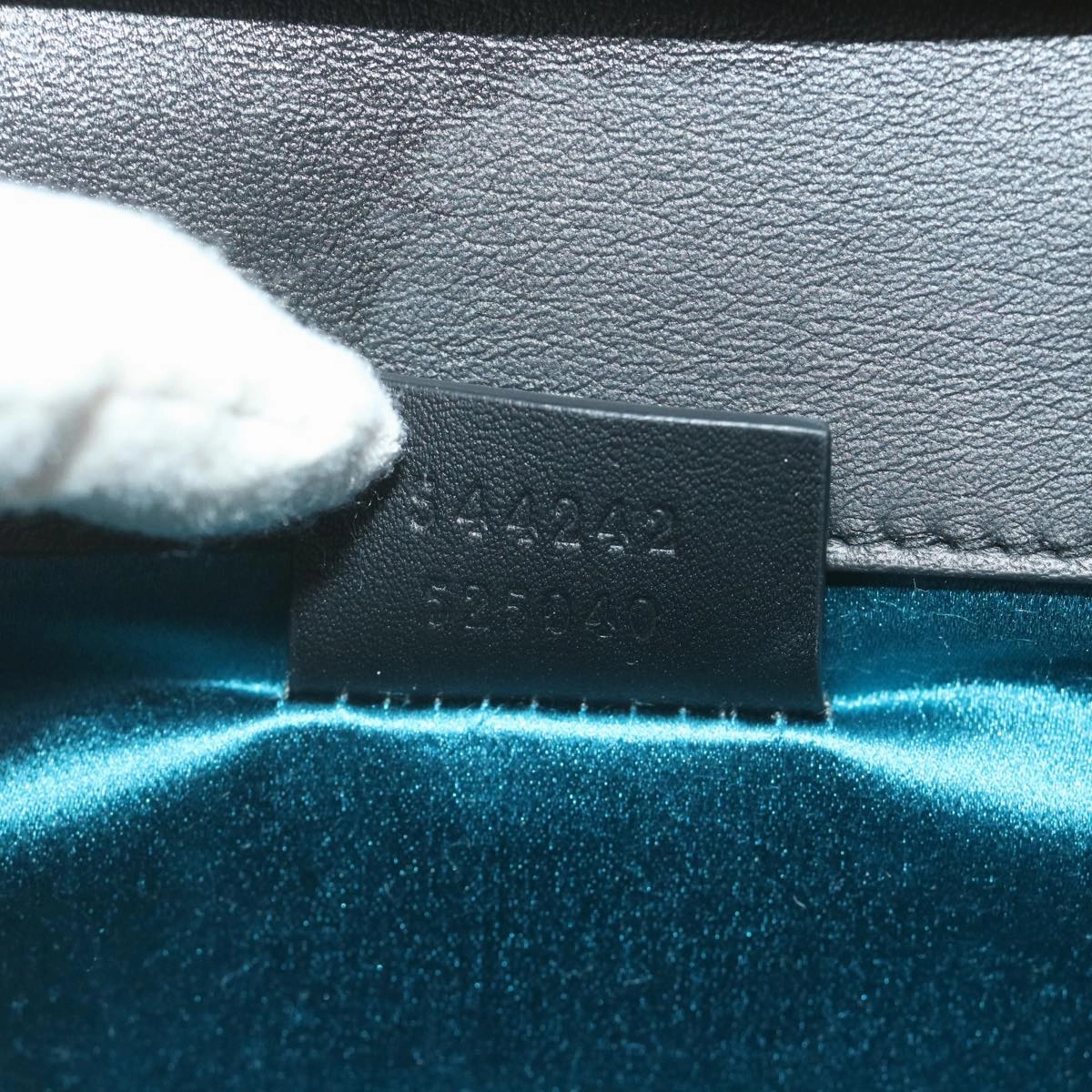 Gucci --  Velvet Shoulder Bag ()