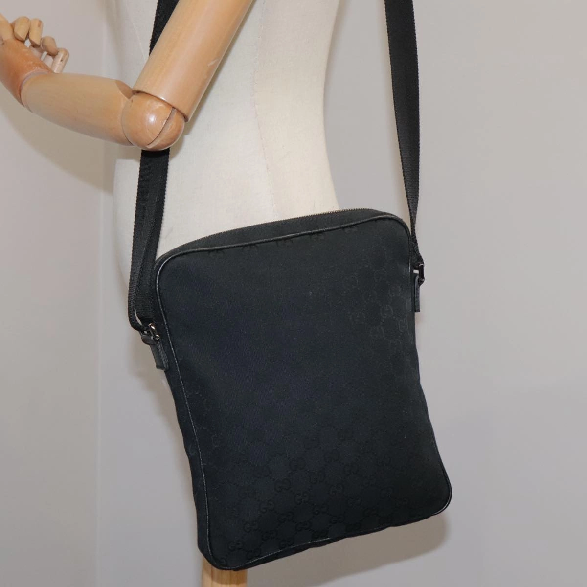 Gucci Black Canvas Shoulder Bag ()