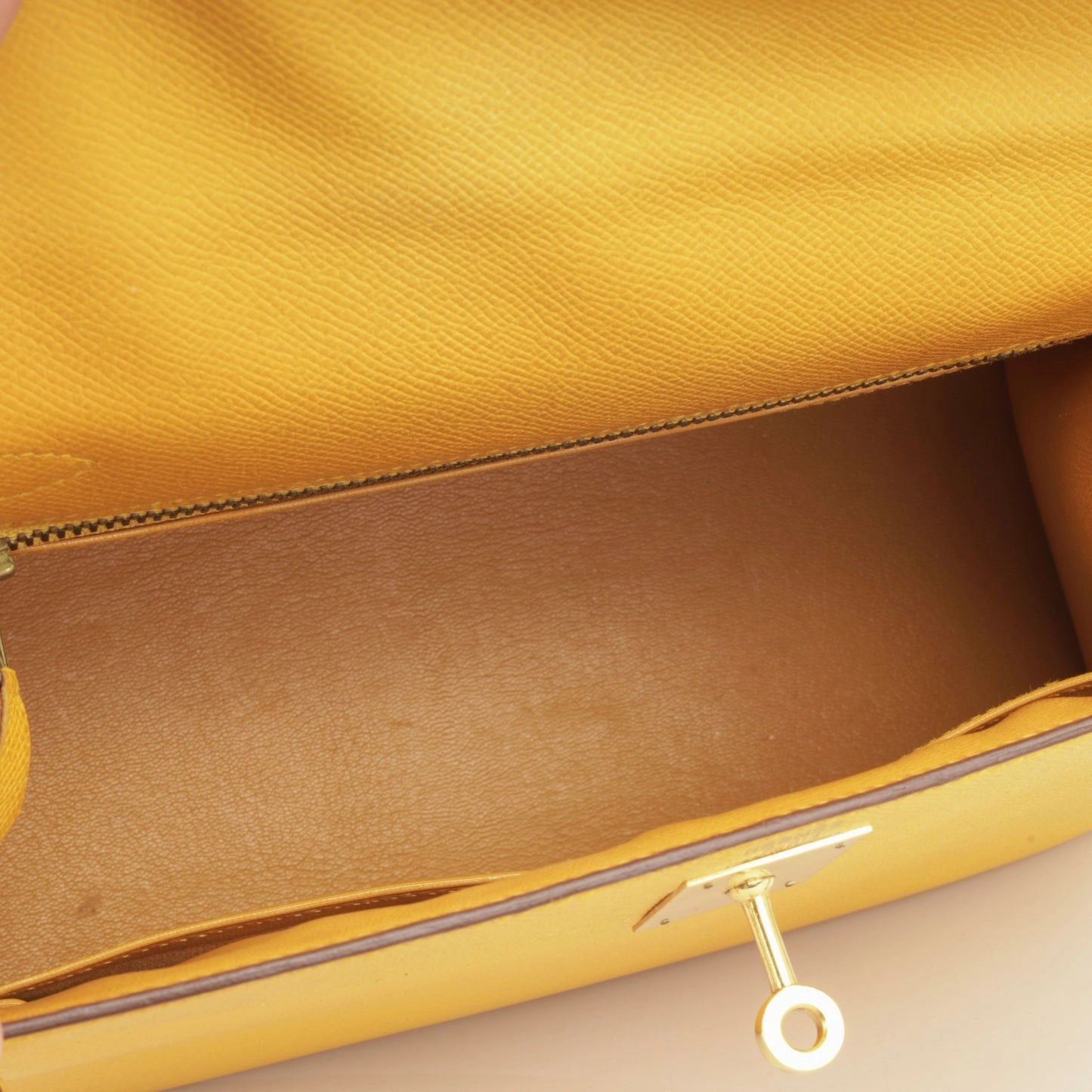 Herms Herms - Vintage Kelly 28 - Jaune Ambre Epsom GHW - 1992