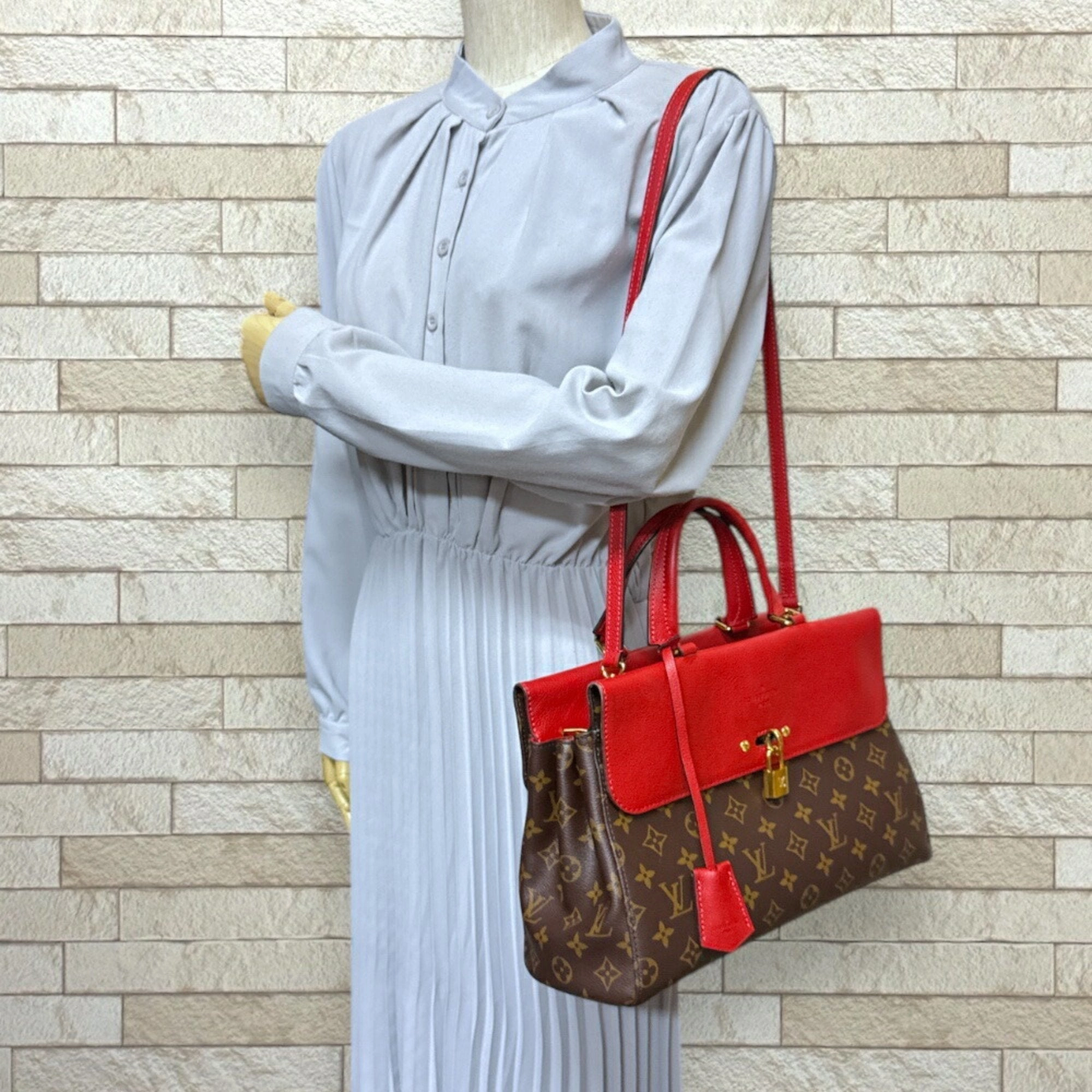 Lockme II Red M55756 Shoulder Bag