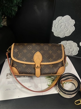 Louis Vuitton Chip Black Shoulder Strap Baguette Crossbody Bag 24x14.5x10