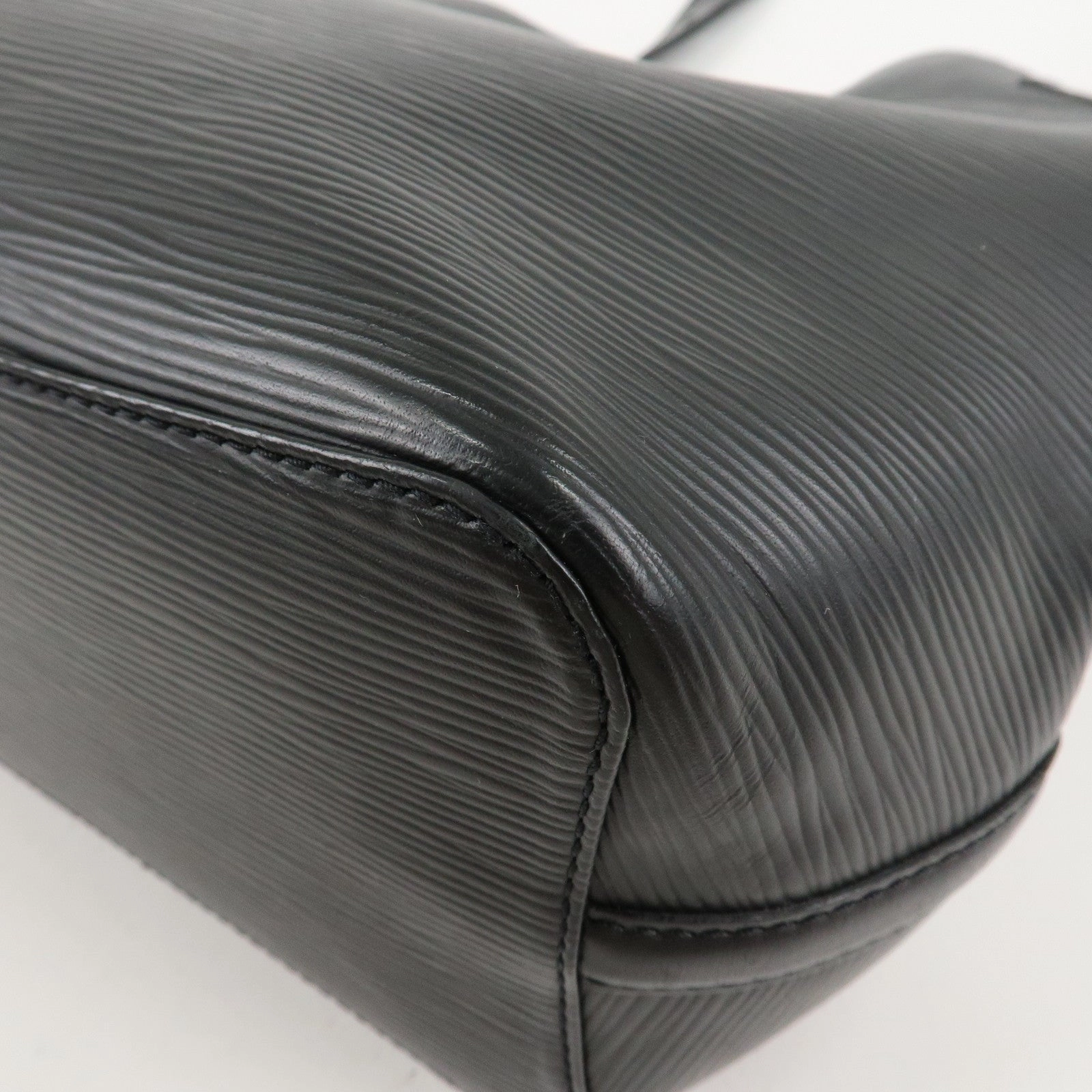 Louis Vuitton Epi Mandala MM Shoulder Bag Noir M58892