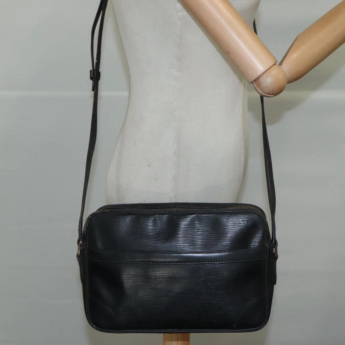 LOUIS VUITTON Epi Trocadero 27 Shoulder Bag Black M52312 LV 107062