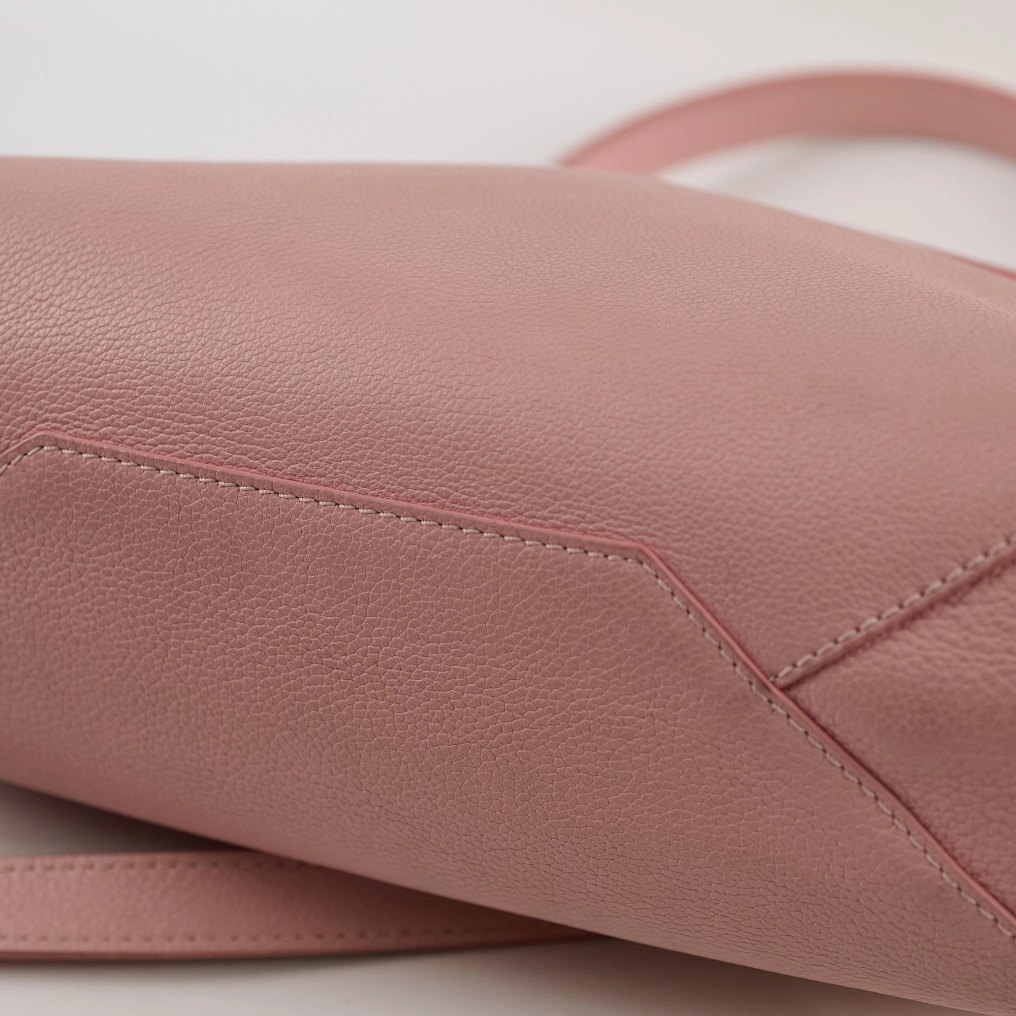 Louis Vuitton Lock Me Light Pink