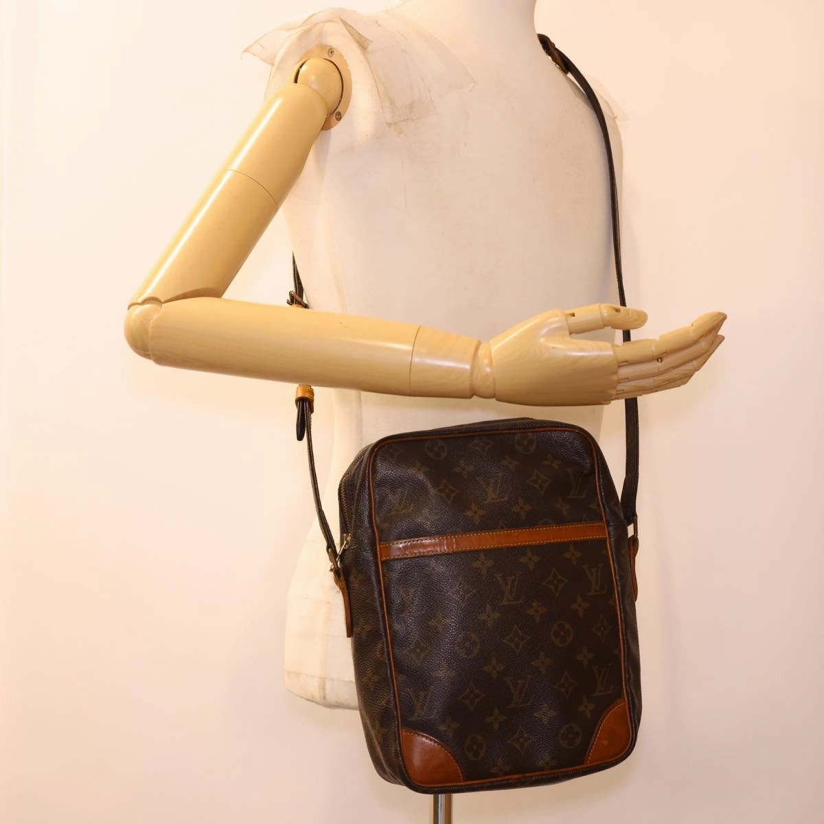 LOUIS VUITTON Monogram Danube MM Shoulder Bag M45264 LV ar9248