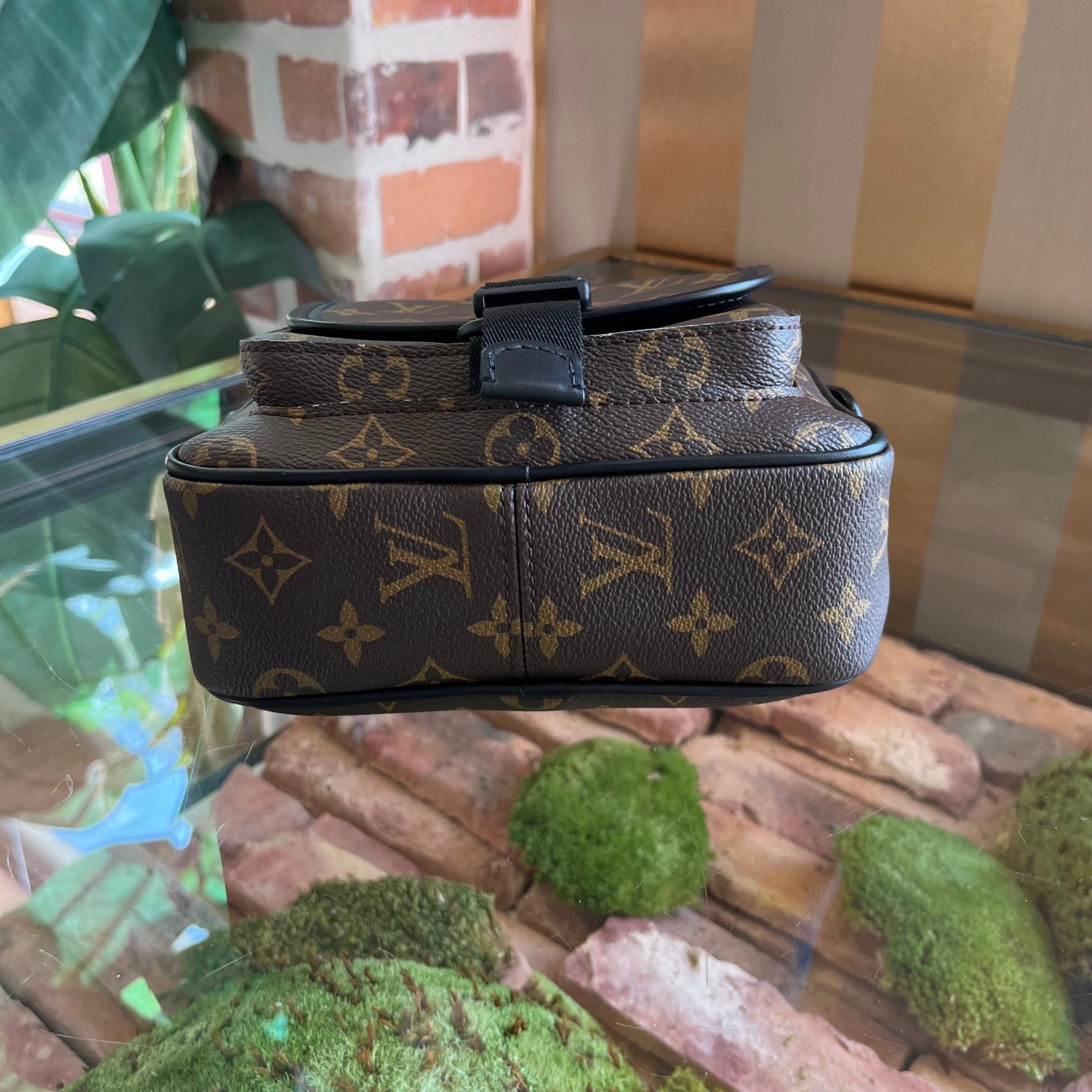 LOUIS VUITTON Quest Monogram Messenger