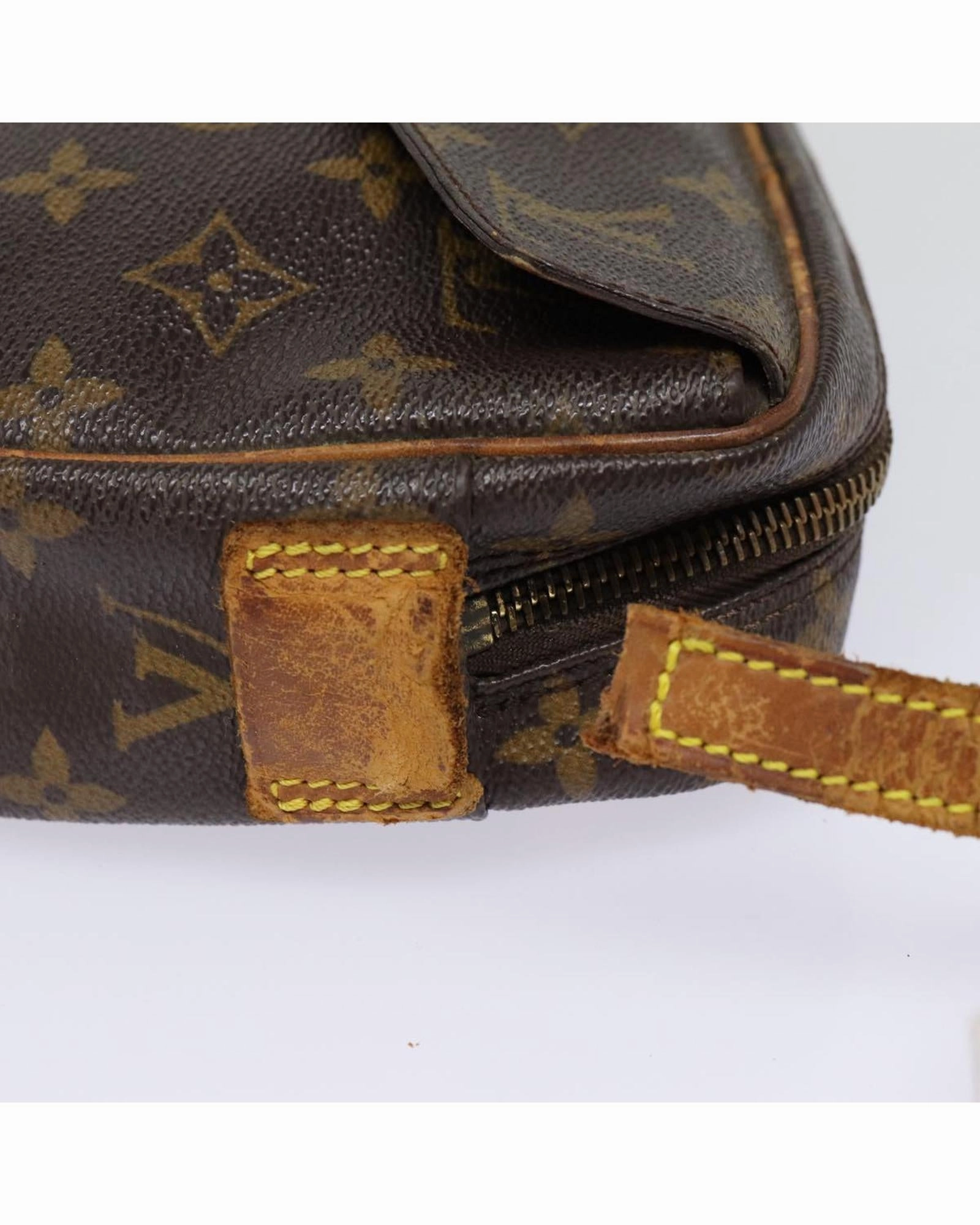 Pochette Croissant Crossbody Bag