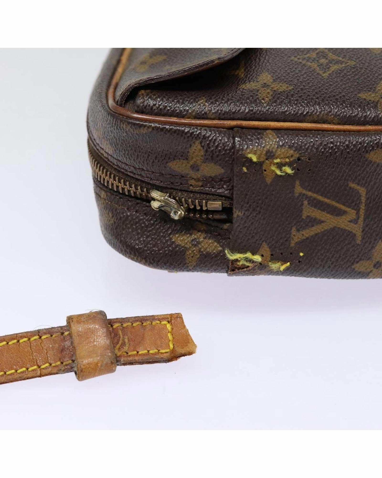 Pochette Croissant Crossbody Bag