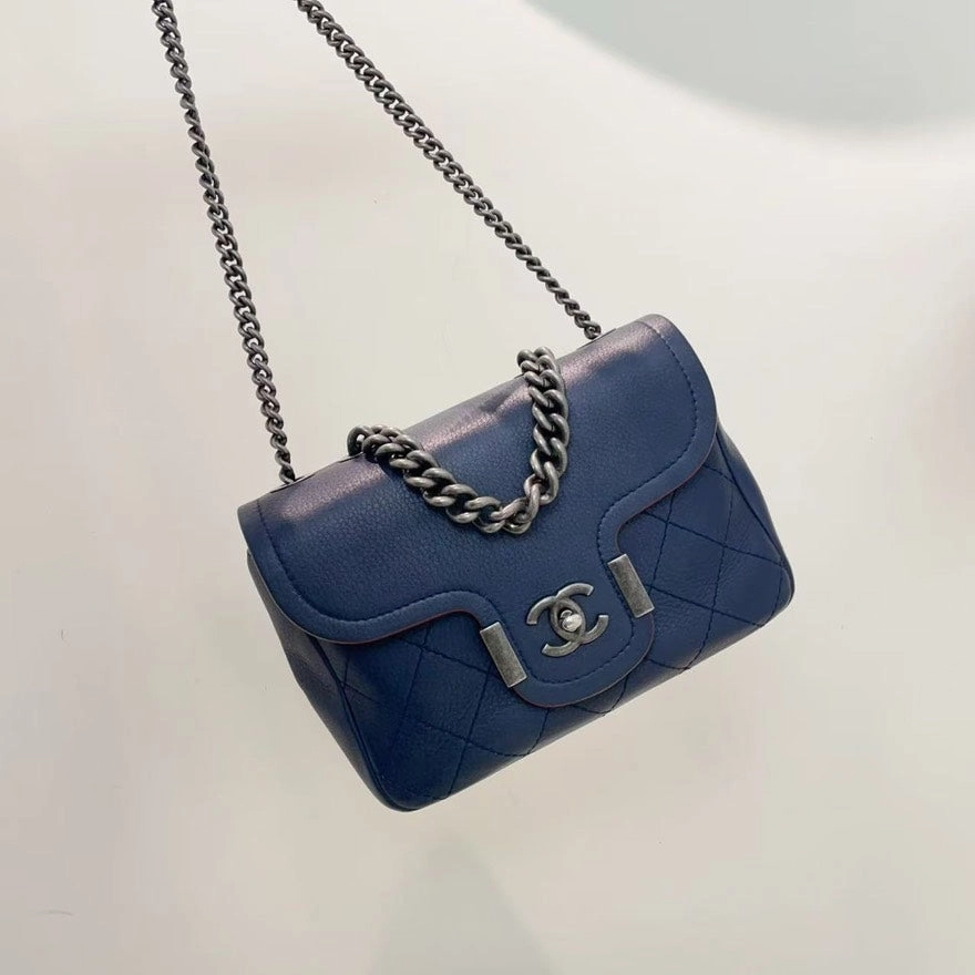 Preloved Chanel Quilted Navy Blue Leather Shoulder Bag