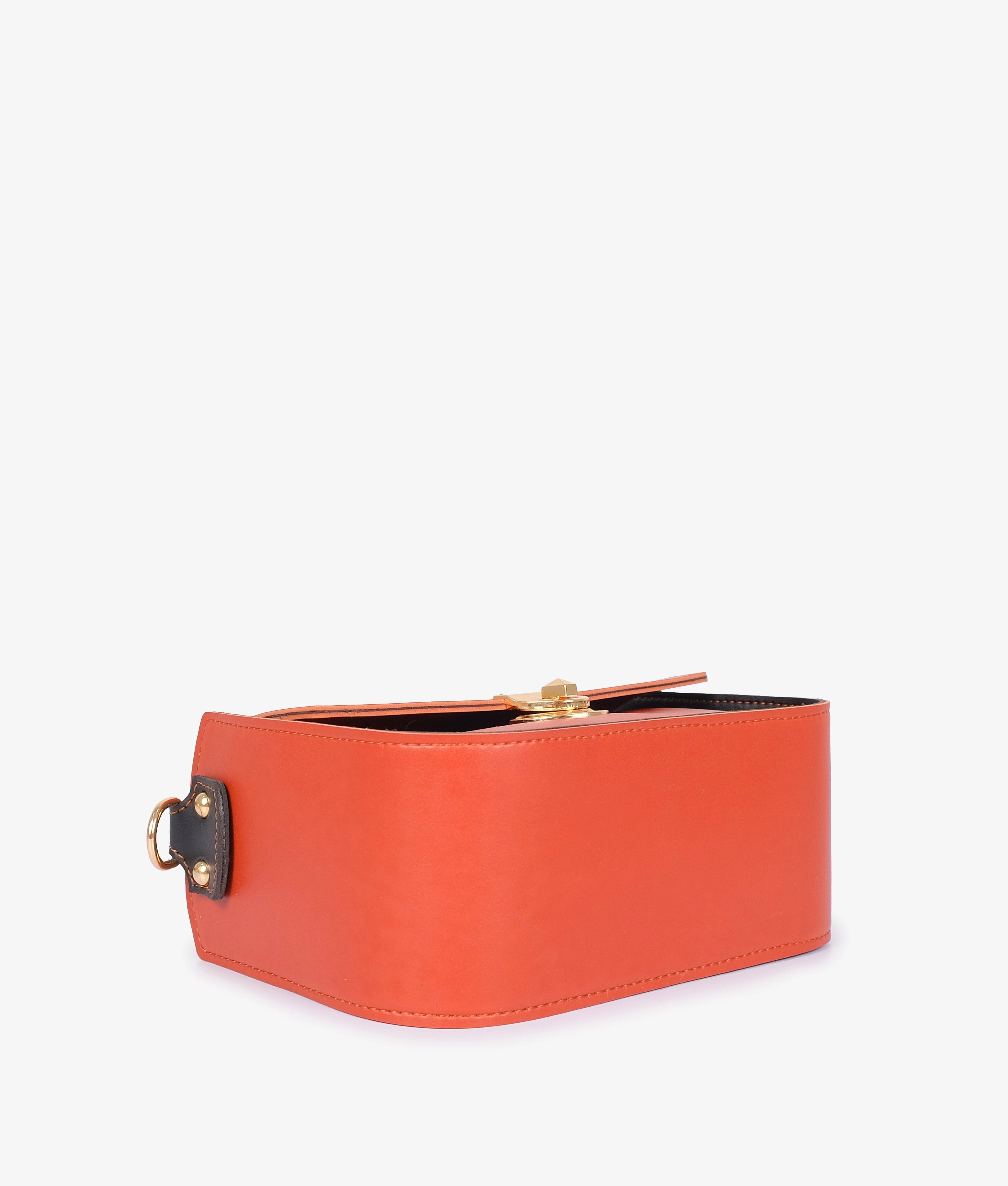 Rust saddle bag with twist lock