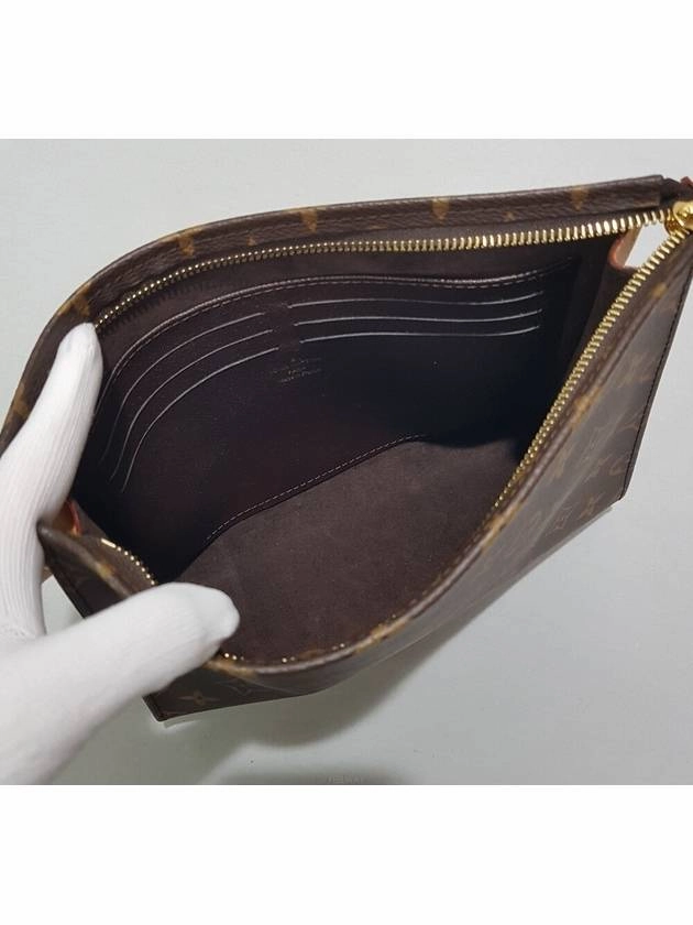 Toiletry pouch on chain shoulder bag M81412